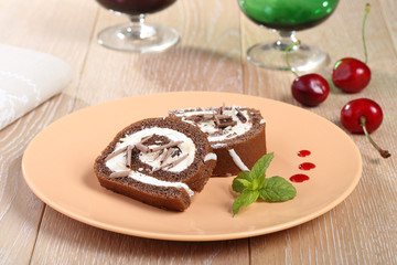 dessert torta pan di spagna con panna e cioccolato