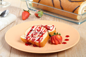 dessert torta pan di spagna con panna e fragole