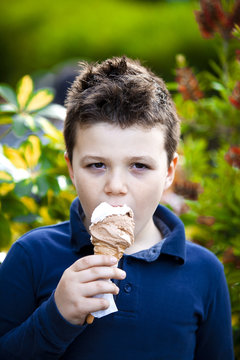 Bambino che mangia gelato