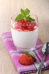 dessert yogurt e fragole in bicchiere