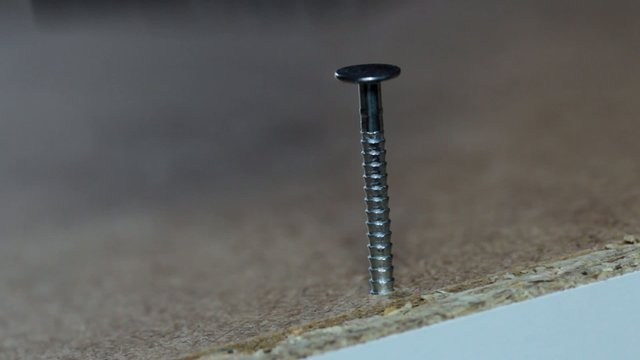 Hammer nails nail correctly in wood