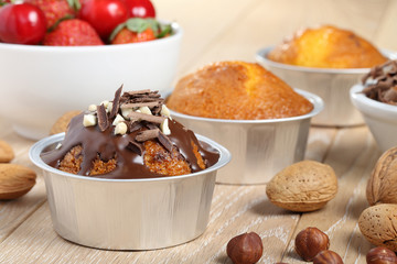 dessert muffin con cioccolato frutta e nocciole