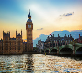 Fototapeta na wymiar London, UK. Big Ben, Pałac Westminsterski o zachodzie słońca