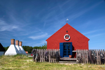Rotes Ferienhaus am Strand auf Bornholm