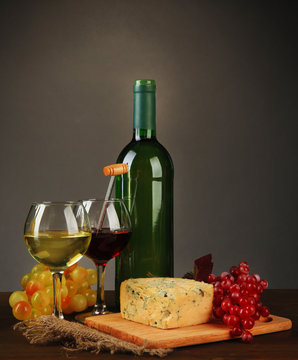 Composition with wine, blue cheese and grape