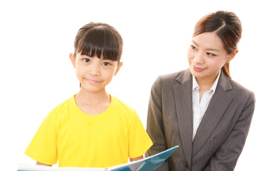 勉強を楽しむ笑顔の女の子