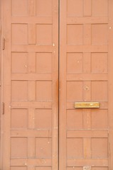 Puerta exterior marron antigua