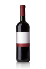 Rotwein Flasche mit Etikett isoliert auf weißem Hintergrund