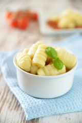 Schale mit Kartoffel-Grieß-Gnocchi