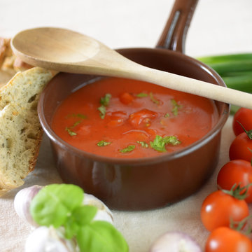 Suppe aus Tomate, Basilikum und Knoblauch