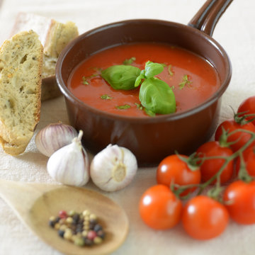 Italienische Tomatensuppe mit Brot