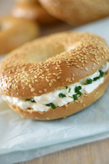 Frischer Bagel mit Kräuteraufstrich