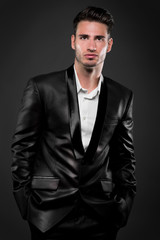 Obraz premium Elegancki mężczyzna na ciemnym tle