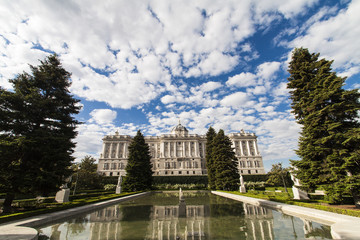 Fototapeta na wymiar Pałac Królewski i Madryt, Hiszpania