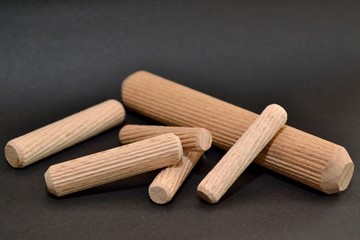 verschieden grosse Holzduebel