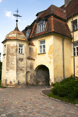 Fototapeta na wymiar Starożytny średniowiecznego zamku z XIV wieku Jaunpils, Łotwa