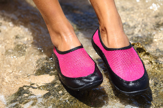 Water shoes / swim shoe in Pink neoprene