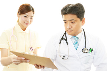 診療中の真剣な表情の医師