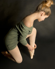 Ballerina ties the ballet sneakers before acting © manuart