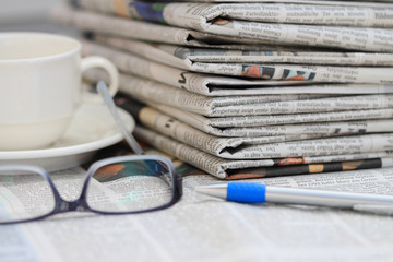Zeitungen mit Lesebrille