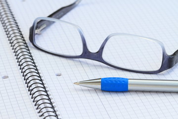 Brille mit Stift