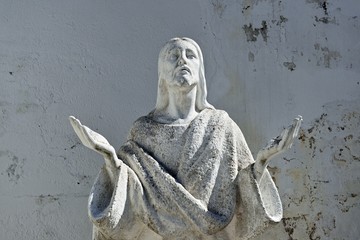 Christusfigur auf Friedhof