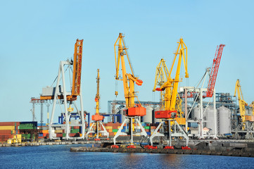 Obraz premium Port cargo crane and container over blue sky background