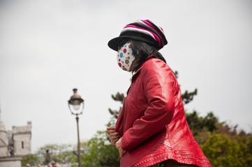 touriste asiatique avec un masque