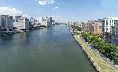 Obraz premium Manhattan - East river and Roosevelt island