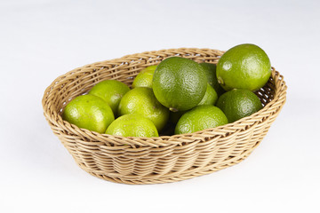 Korb mit Limetten