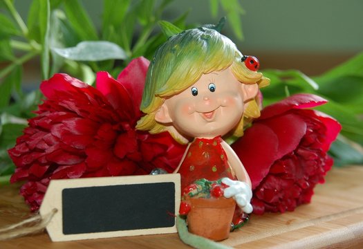 Blumenm&auml;dchen mit Pfingstrosen und kleiner Tafel