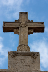 Croix sculptée en pierre