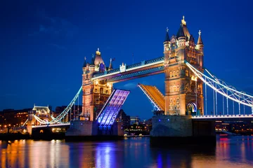 Stickers pour porte Tower Bridge Tower Bridge à Londres, Royaume-Uni la nuit