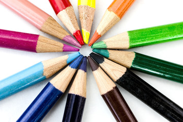 matitte colorate in cerchio