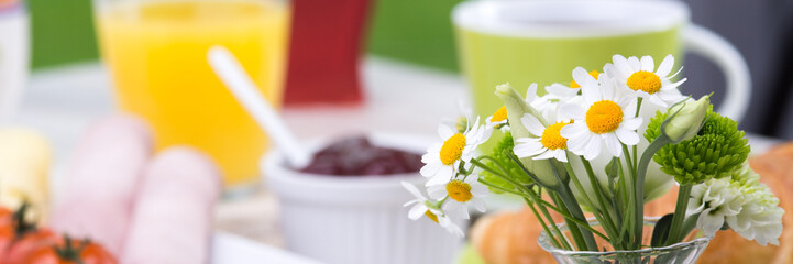 blumen auf dem frühstückstisch