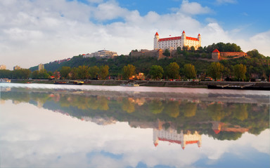 Fototapeta na wymiar Zamek w Bratysławie