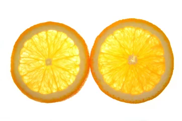 Fotobehang Plakjes fruit twee plakjes sinaasappel op een witte achtergrond
