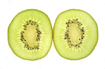 Afwasbaar Fotobehang Plakjes fruit twee plakjes kiwi op een witte achtergrond