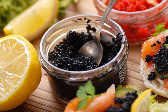 uova di lompo nel barattolo di vetro