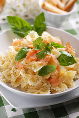 pasta farfalle con salmone e basilico