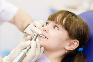Obraz na płótnie Canvas close-up medical dentist procedure of teeth polishing with clean