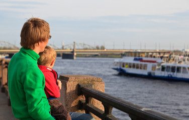 Fototapeta na wymiar famiy at the quay of Riga, Latvia