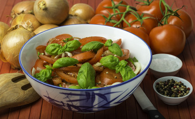 Tomatensalat mit Basilikum