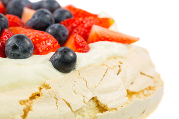 Pavlova with strawberries and blueberries toppings