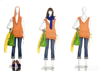 Obraz premium kobieca kolorowa sukienka z torbą, szalikiem, biżuterią, bransoletką, butami