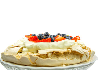 Pavlova with strawberries and blueberries toppings