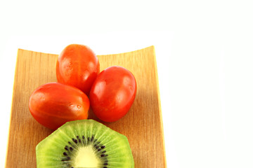 Kiwifruit slices into pieces and three Tomato.