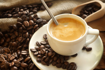 Espresso auf Holztisch