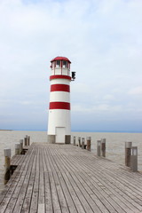 Steg mit Leuchtturm am Neusiedlersee im Burgenland