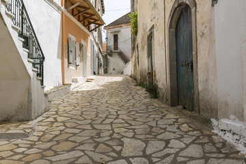 Malerische Gasse in einem griechischen Bergdorf auf Korfu